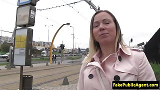 بڑی گدی والی کاؤگرل  ...
